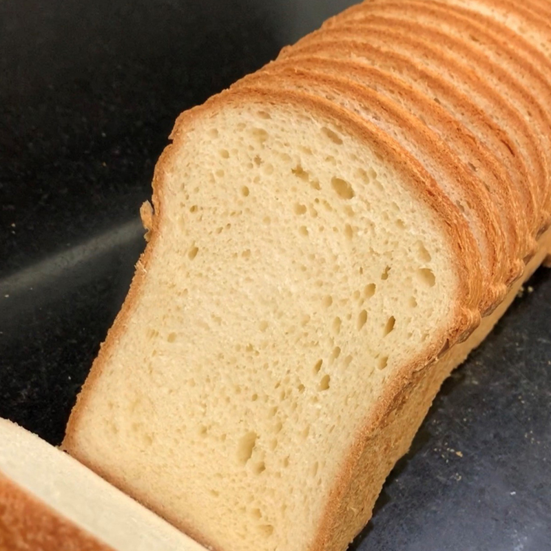 Moule à pain perforé en fer blanc